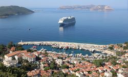 Kaş'a bu sezon gelen ilk kruvaziyer 2063 yolcusuyla 'Aroya' oldu