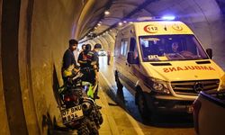 Kemer'de tüneldeki duvara çarpan motosikletin sürücüsü yaralandı