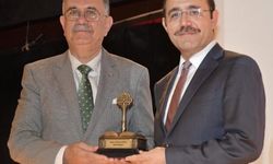 Mehmethan Yüksel’den Kadirli Kaymakamı Erdinç Dolu’ya Plaket