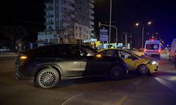 Mersin'de otomobille çarpışan taksideki 2 kişi yaralandı
