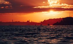 İstanbul’da Gün Batımı Su Yüzeyinde Büyüleyici Manzara