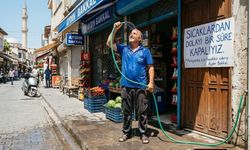 Sıcaktan Bunalan Esnaf Hortumla Serinledi
