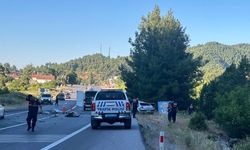 Antalya'da otobüs ile otomobilin çarpıştığı kazada 1 kişi öldü, 12 kişi yaralandı