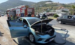 Antalya'da seyir halindeki otomobil yandı