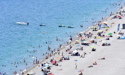 Antalya'da sıcak hava nedeniyle sahillerde yoğunluk yaşandı