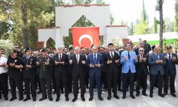 Başkan Çenet, Şehitleri Kabirleri Başında Andı