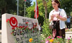 Bursa'da yaşayan genç kız, Hatay'a gelerek 15 Temmuz şehidi Gülşah Güler'in kabrini ziyaret etti