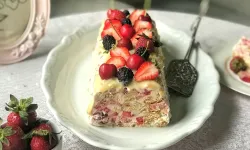 Çay Saatlerinin Yeni Gözdesi! Fırınsız Çilekli Mozaik Pasta Nasıl Yapılır?