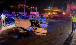 GÜNCELLEME - Adana'da otomobilin trafik ışıklarında bekleyen araca çarpması sonucu 2 kişi öldü, 2 kişi yaralandı
