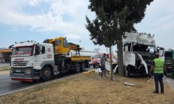 GÜNCELLEME - Mersin'de 2 tırın çarpışması sonucu 2 kişi yaşamını yitirdi