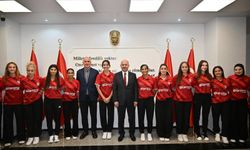 Hokey Kadınlar A Millî Takımı Osmaniye'de Vali Serdengeçti'yi Ziyaret Etti