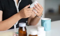 İlaçları Susuz Yutmak ve Kaynar Çay İçmek Zararlı mı?