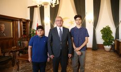 İskenderun Kaymakamı Önder, LGS'den tam puan alan 2 öğrenciyi ödüllendirdi