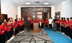 Kadınlar Hokey A Milli Takımı Başkan Çenet'i Ziyaret Etti