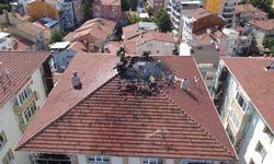Kütahya’da Yıldırım Apartman Çatısında Yangın Çıkardı
