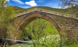 Van Bahçesaray’daki Kırmızı Köprü Tarihe Meydan Okuyor