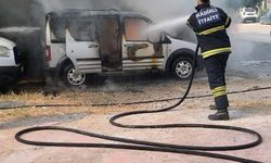 Kadirli'de Park Halindeki Hafif Ticari Araç Yandı