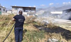 İskenderun’da Otluk Alan Yandı, Alevler Evlere Yaklaştı