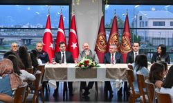 Vali Serdengeçti devlet korumasındaki kızlarla buluştu