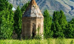 Gevaş’ta Tarih ve Artos Dağı Aynı Manzarada