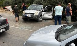 Adana'da panelvanın çarptığı hafif ticari araçtaki 2 kişi yaralandı