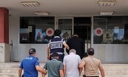 Adana'da uyuşturucu operasyonunda yakalanan 3 zanlıdan 1'i tutuklandı