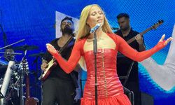 Antalya'da 30 Ağustos Zafer Bayramı'nda şarkıcı Derya Uluğ sahne aldı