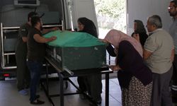 Antalya'da babasının kullandığı minibüsün altında kalarak ölen çocuğun cenazesi ailesine teslim edildi