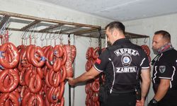Antalya'da denetlenen gıda deposunda 152 kilo et ve 20 bidon turşuya el konuldu