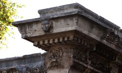 Antalya'daki 1900 yıllık Hadrian Kapısı kentin tarihine ışık tutuyor