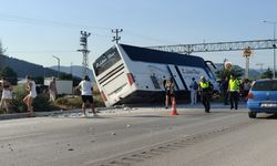 Burdur'da kontrolden çıkan yabancı plakalı tur otobüsü direğe çarptı