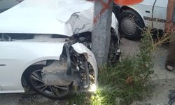 El Freni Çekilmeyen Otomobil Direğe Çarptı