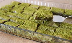 Baklavalık Yufkayla Hazırlanıyor! Tel Tel Ayrılan Fıstık Sarma Tarifi