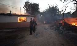 GÜNCELLEME - Antalya'da meyve bahçesinden evlere sıçrayan yangın kontrol altına alındı