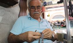 Hayatını tamirciliğe adayan İsmail usta 51 yıldır aynı dükkanda arızalı saatleri onarıyor