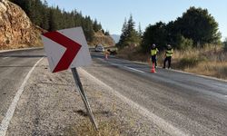 Kahramanmaraş'ta yön tabelasına çarpan motosiklet sürücüsü ağır yaralandı