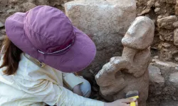 Karahantepe’de 11 bin yıllık Leoparın sırtında insan heykeli bulundu