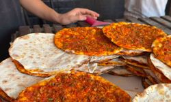 Adana’da Taş Fırından Çıkan Lahmacun İştah Kabartıyor