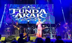 Şarkıcı Funda Arar, Isparta'da konser verdi