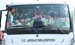 Süslediği çöp kamyonuyla oyuncak götürdüğü çocukların yüzünü güldürüyor
