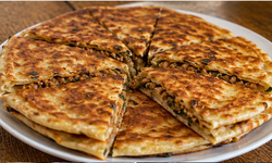 Kat kat hazırlanıyor, tavada pişiyor! Geleneksel gömme tarifi