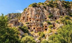Demre’de Myra Antik Kenti’nin Kaya Mezarları Büyülüyor