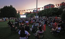 A Milli Kadın Voleybol Takımı'nın final maçı Adana ve Mersin'de dev ekrandan izlendi