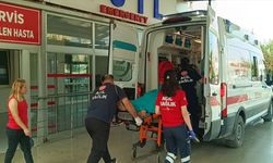 Adana'da hafif ticari araçla çarpışan motosikletin sürücüsü yaralandı