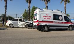 Adana'da otomobilin minibüse çarptığı kazada 1 kişi öldü, 3 kişi yaralandı