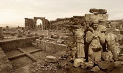 Atina'da 2 Bin 500 Yıllık Buzağı Taşıyan Heykel