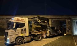 Osmaniye'de Köprü Altından Geçmeye Çalışan Tır Sıkıştı
