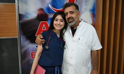 Doğduğu hastaneye atanan doktor sağlık memuru babasıyla çalışıyor