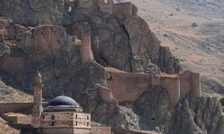 Doğubayazıt’ta Tarihin Sessiz Tanıkları Kale ve Eski Beyazıt Camii