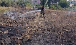 Hatay'da otluk alanda çıkan yangında park halindeki traktör hasar gördü